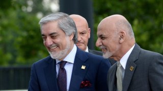 El presidente de Afganistán, Ashraf Ghani (d), y Abdullah Albdullah, el segundo candidato más votado en las elecciones del pasado septiembre.