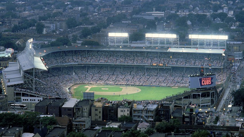 23 de febrero de 1988: Alumbran el Wrigley Field