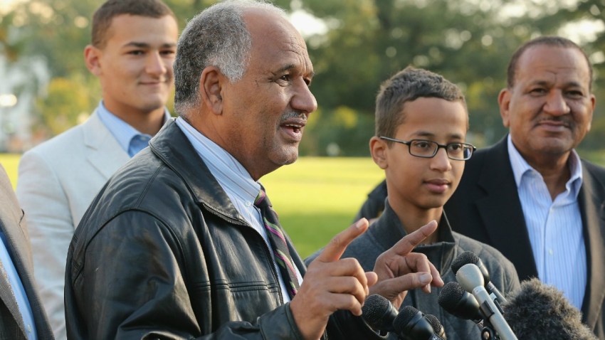 TLMD--ahmed-mohamed-con-su-padre-estudiante-de-irving-texas-GettyImages-493421486