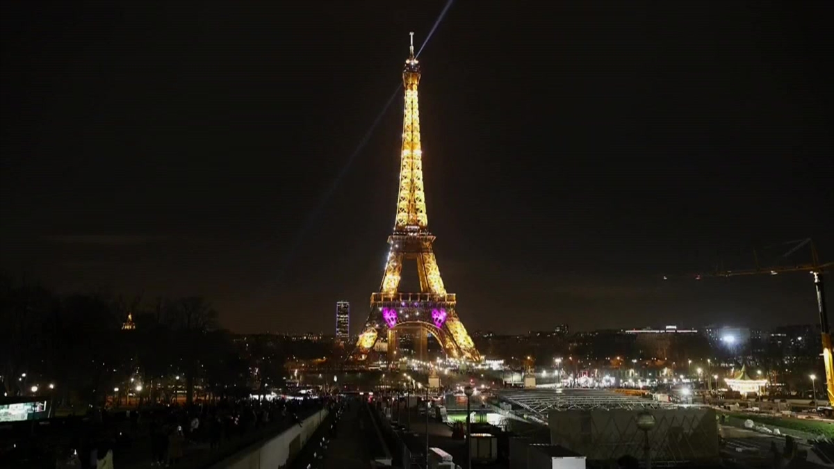 a que hora se ilumina la torre eiffel en verano