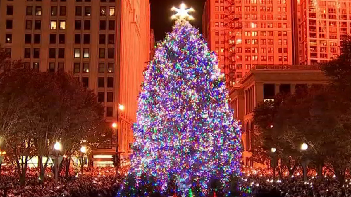 Todo listo para el encendido del gran árbol de Navidad de Chicago