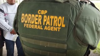 agente de la patrulla fronteriza procesa a inmigrantes