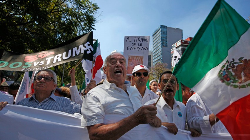 MILES DE MEXICANOS MARCHAN POR LA UNIDAD NACIONAL ANTE ATAQUES D