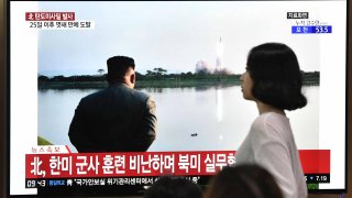 Fotografía de archivo de personas viendo el anuncio de lanzamiento en Corea del Norte.