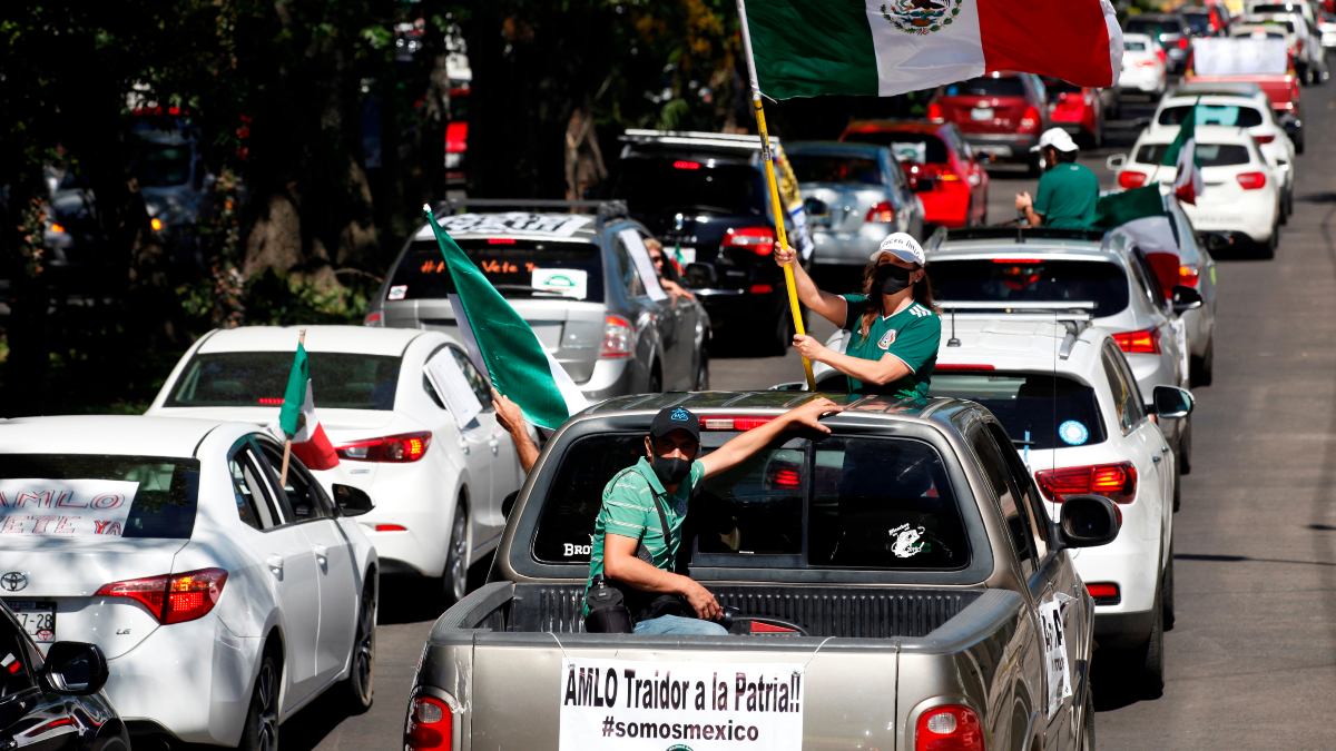 En caravana de veh culos miles exigen renuncia de AMLO