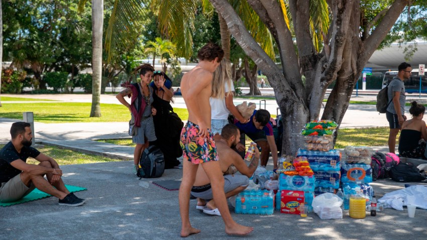 Mexicanos ayudan a turistas latinoamericanos varados