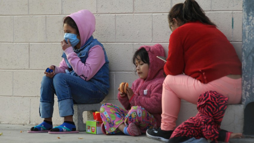 Niñas migrantes descansan.