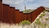 Fuerte caída de cruces fronterizos ilegales continúa en febrero con la cifra más baja en un año