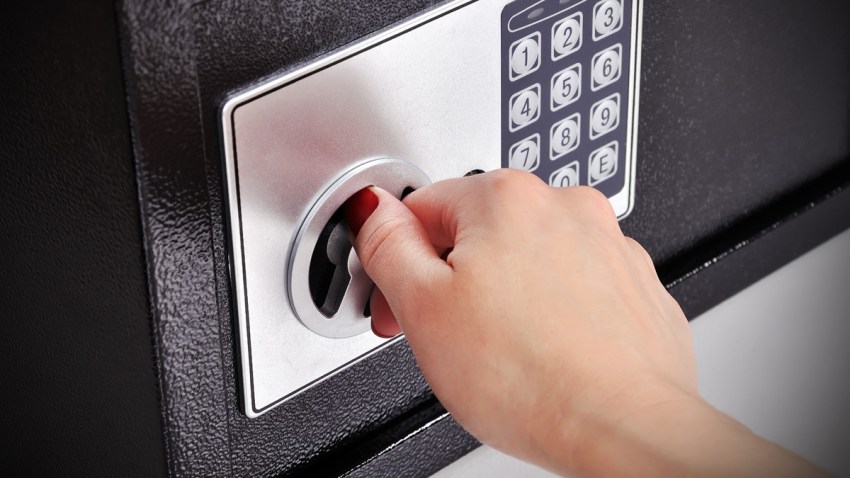 shutterstock_189752066_bebe_encerrado_caja_seguridad