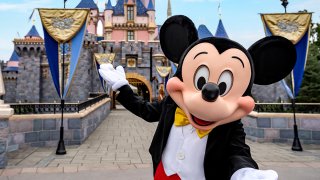 Disneyland Resort en Anaheim, California, pospuso planes para una reapertura gradual en julio, a la espera de las aprobaciones de los gobiernos estatales y locales.