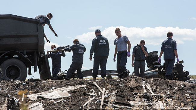 tlmd_transportan_cadaveres_avion_derribado_mh17