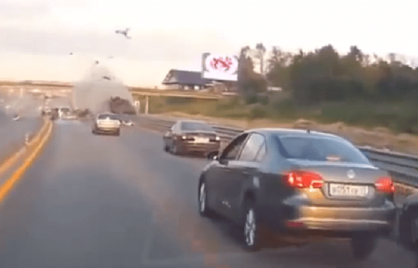 tlmd_video_accidente_mortal_rusia_mujer_sale_volando