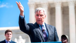 Imagen de archivo del senador demócrata de Rhode Island, Sheldon Whitehouse habla frente a la Corte Suprema. EFE /JIM LO SCALZO /Archivo