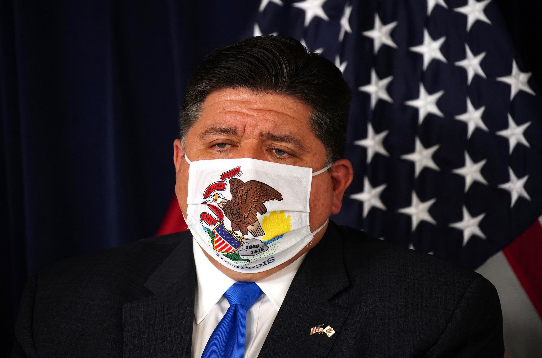 Illinois: gobernador evaluará el poner fin a uso obligatorio de mascarillas  – Telemundo Chicago