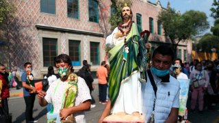 Fieles mexicanos cargan imágenes de San Judas Tadeo
