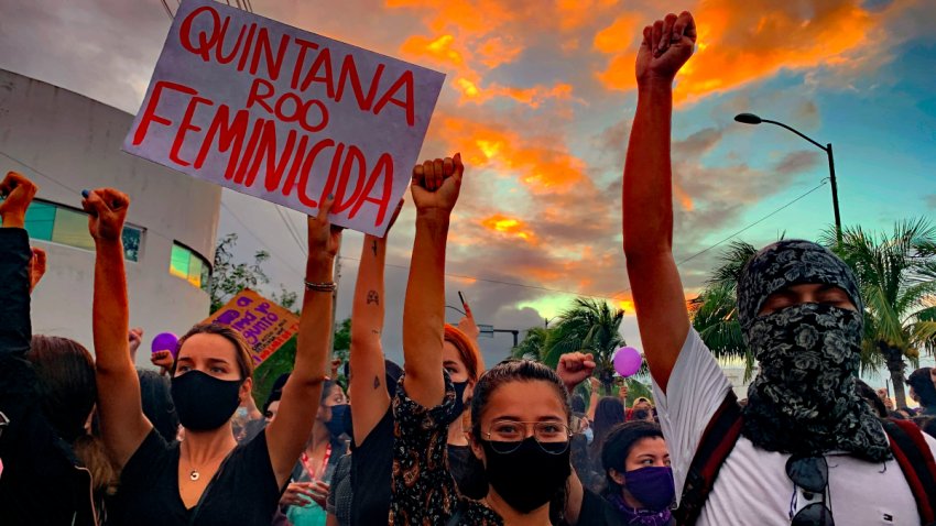 Grupo de mujeres protestas en Cancún