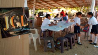 Niños en improvisada escuela en Sinaloa