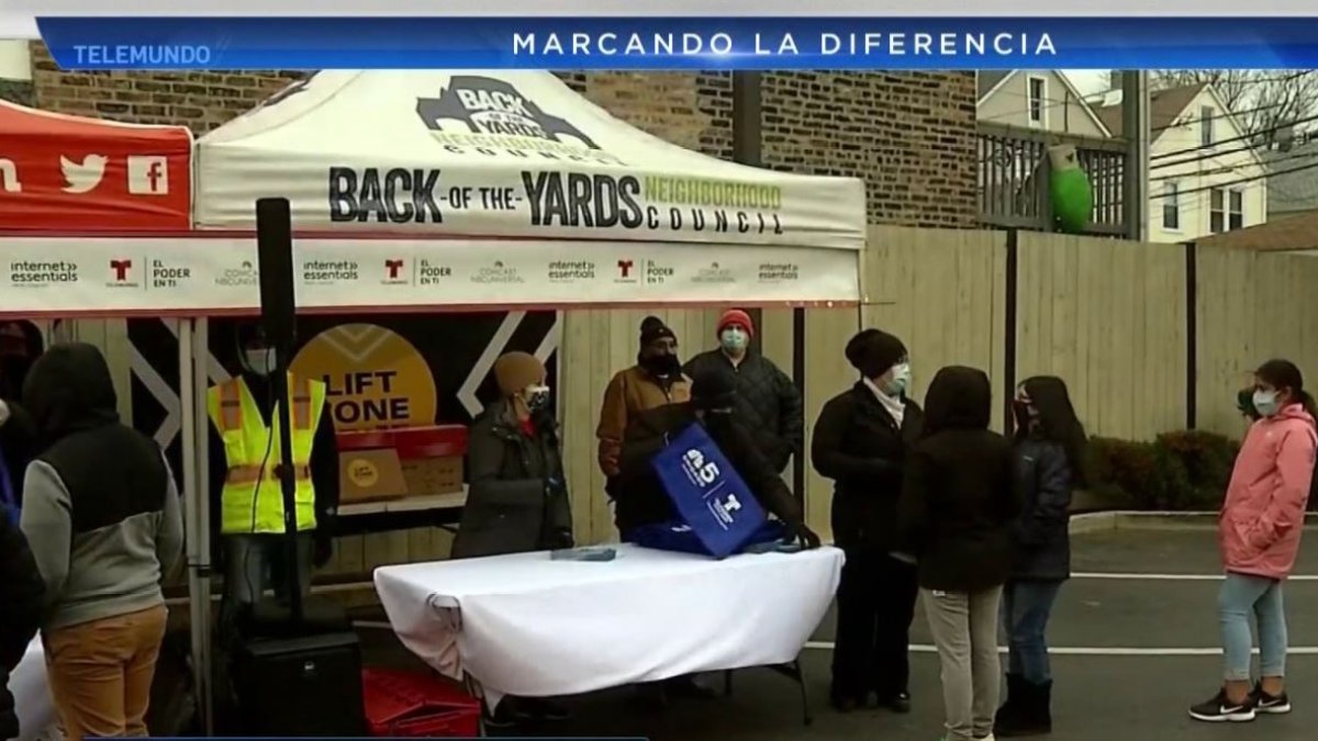 Telemundo Chicago regala computadoras a familias en el Barrio de las