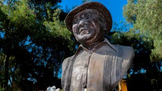 Busto de Armando Manzanero, compositor e intérprete mexicano