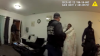 ‘Muy aterrador’: mujer describe el momento en que policías allanaron su casa y la esposaron desnuda