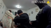 Desnuda y esposada: polémica por video que muestra a policías allanando casa equivocada