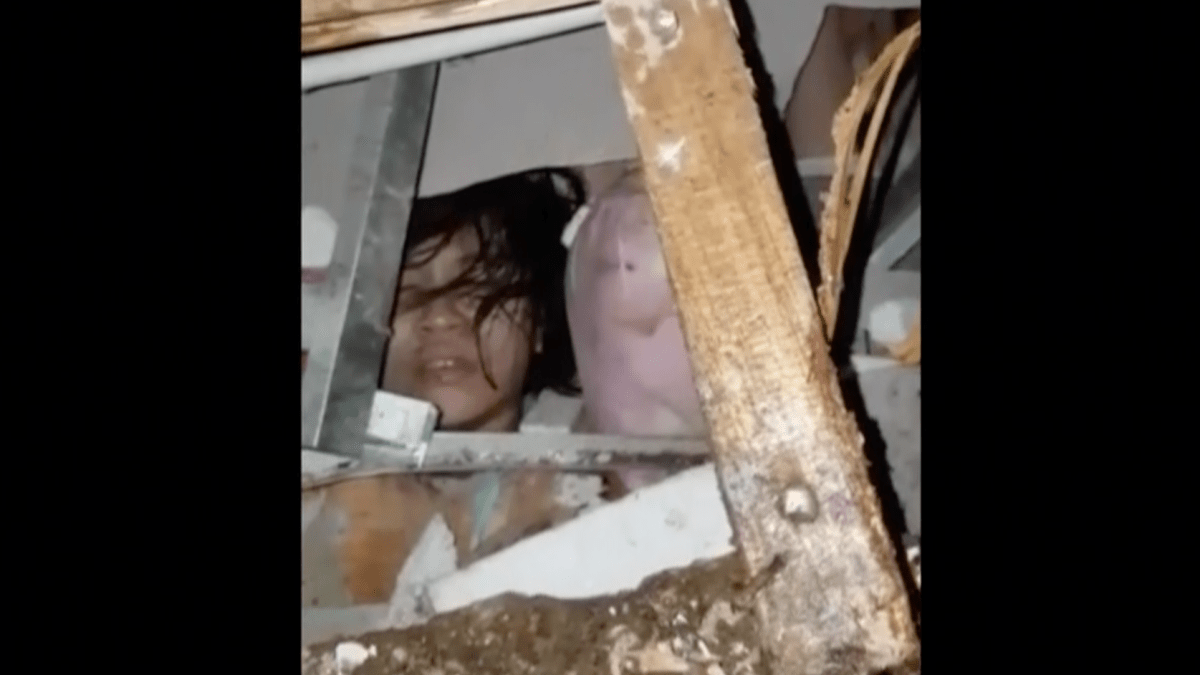 Dramático video muestra a niña atrapada debajo de una casa ...