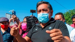 Candidato de Morena a gobernador de Guerrero rodeado de gente
