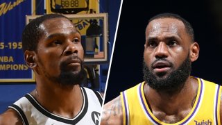 Kevin Durant, de Brooklyn Net (izquierda), y LeBron James, de Los Ángeles Lakers.