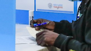 La empresa de sistemas para elecciones Smartmatic presentó este jueves una demanda contra la cadena Fox y varios de sus presentadores en la que reclama más de 2.700 millones de dólares por haber sido involucrada en una teoría sin pruebas sobre un supuesto fraude en las presidenciales estadounidenses del pasado noviembre.