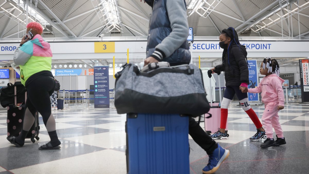 Extienden uso de mascarillas en aviones, trenes y autobuses a enero – Telemundo Chicago - Vimarsana News