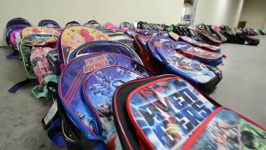 Los distritos escolares reomendaron no llevar mochilas a las escuelas.