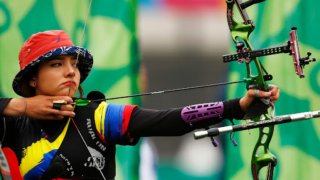 Fotografía de una arquera colombiana en competencia