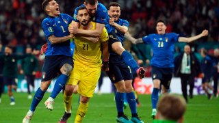Futbolistas de Italia celebran el triunfo en la Eurocopa