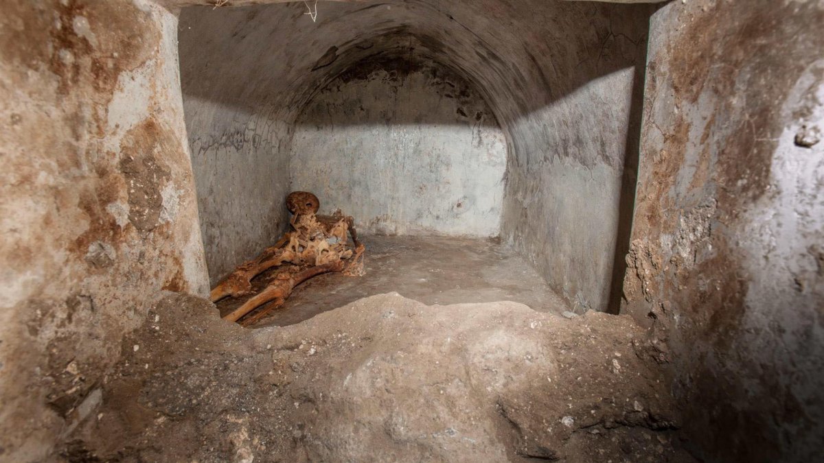 Hallan tumba con un cuerpo momificado en Pompeya - Vimarsana News