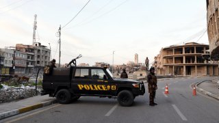 Vahículo policial impide el paso en una calle de Bagdad