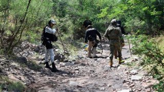 Soldados guían a peritos en un paraje riesgoso de Sonora