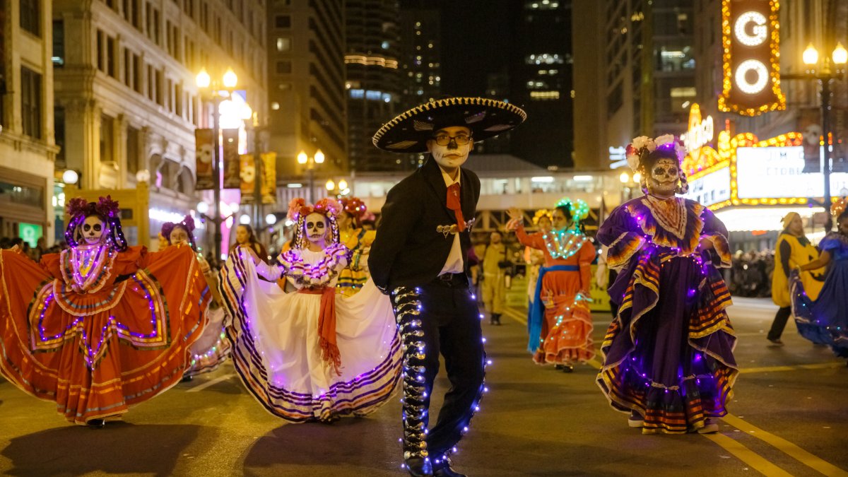 Desfile de Halloween de Chicago “Arts in the Dark” celebra 10 años