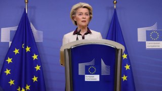 La presidente del Comisión Europea, Ursula Von der Leyen, brinda un informe sobre la nueva variante del COVID-19 el viernes en Bruselas, Bélgica.