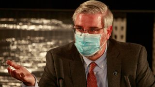 Foto de Eric Holcomb con mascarilla.