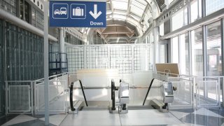 Foto de escaleras electricas dentro del aeropuerto Ohare