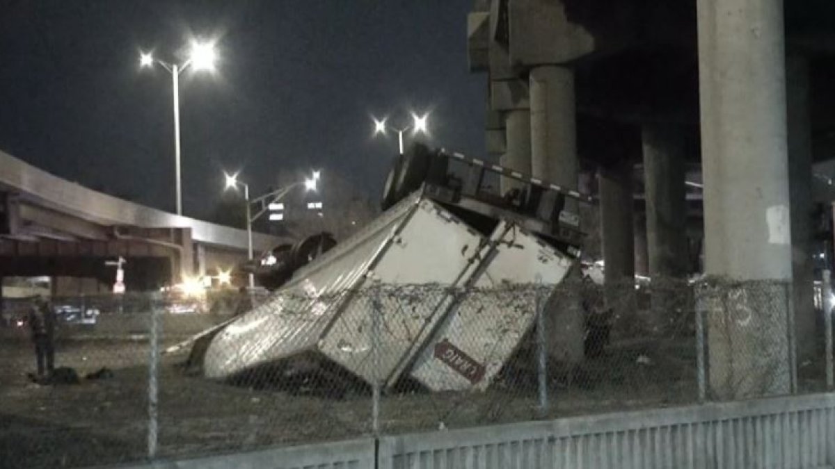 Fuertes vientos vuelcan camión de carga y cae por un puente en la ...
