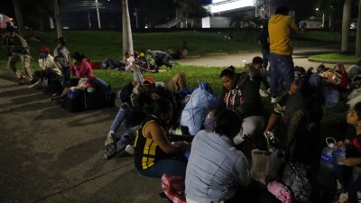 Centenares de centroamericanos saldrán en caravana hacia EEUU