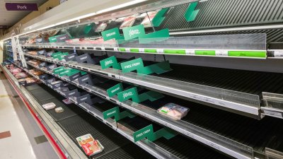 En video: los supermercados se quedan sin productos en medio del auge de Ómicron