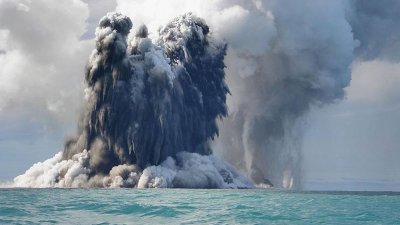 Qué ocurre en una erupción volcánica submarina y cómo se forma un temible tsunami