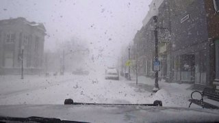 foto de nieve cayendo sobre una calle