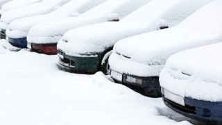 Foto de carros cubiertos de nieve
