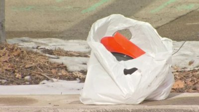 Residentes en Hermosa se quejan por acumulación de basura en aceras
