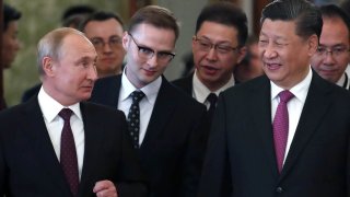 El presidente ruso, Vladimir Putin, y su homólogo chino, Xi Jinping, ingresan a una sala durante una reunión en el Kremlin en Moscú el 5 de junio de 2019.