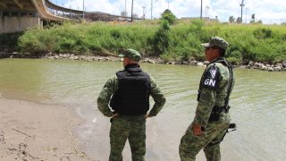 Agentes mexicanos en el Río Bravo