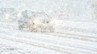 Foto de carros en la nieve